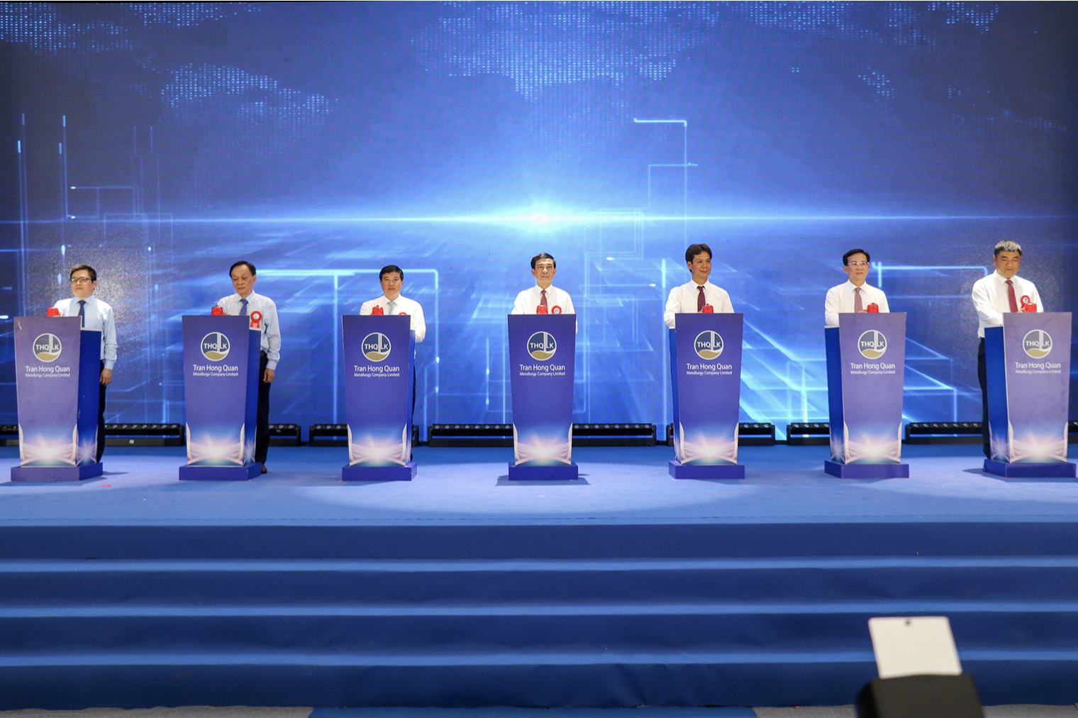 Deputy Prime Minister Phan Van Giang and delegates perform the ceremony marking the unveiling of Vietnam’s first aluminum ingot products.