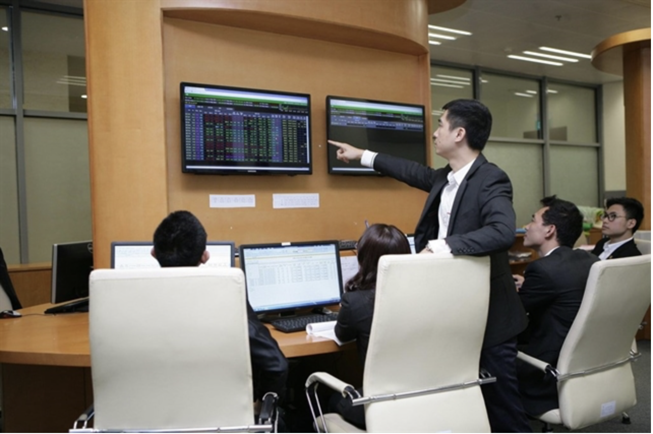 Traders work in a trading room of a securities firm. — VNA/VNS Photo