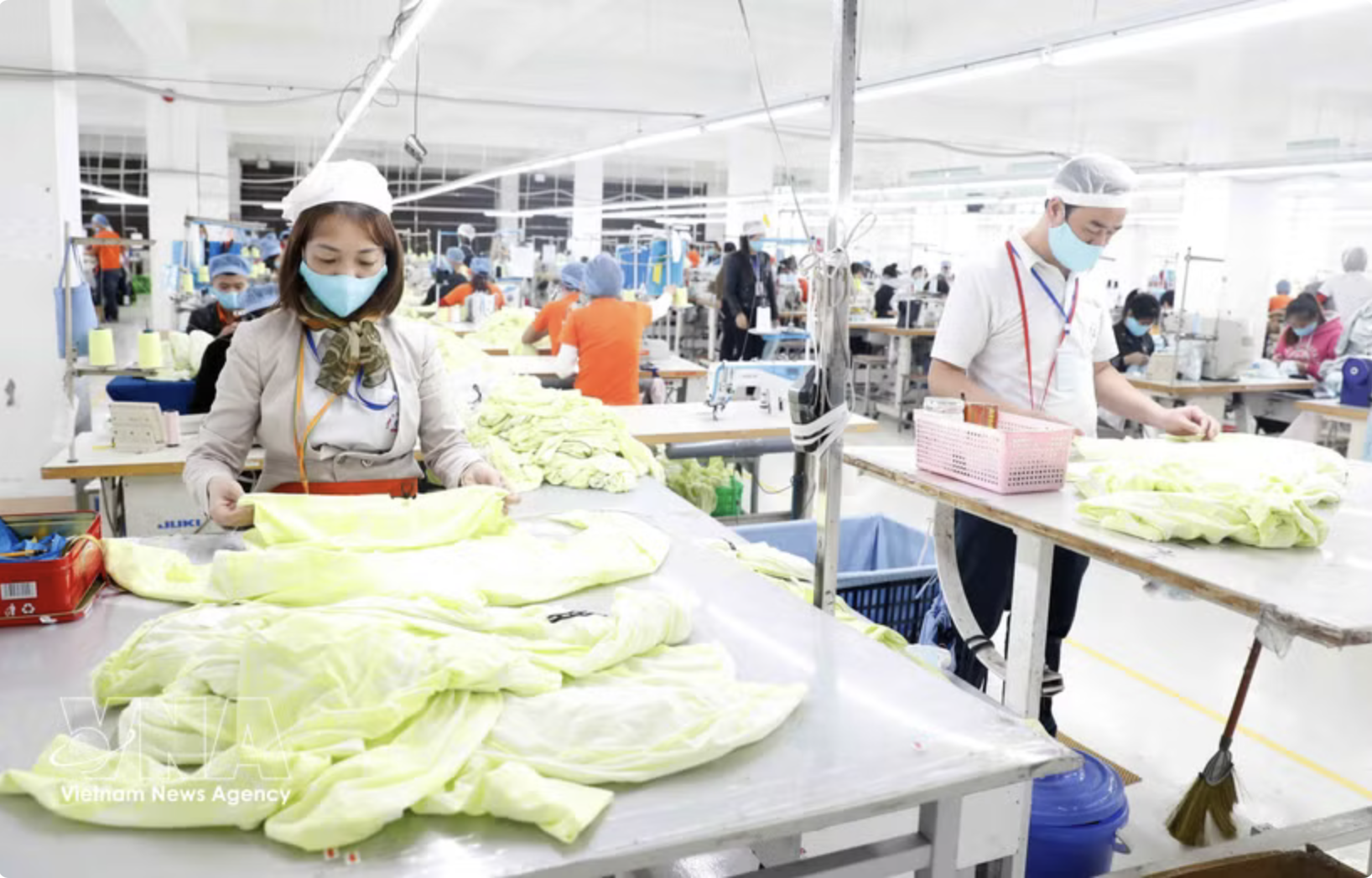 Producing garments for export at Hung Viet Garment Company in Hung Yen province. (Photo: VNA)