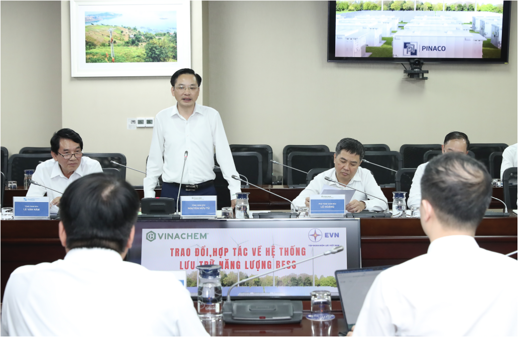 Vinachem President & CEO Nguyen Huu Tu speaks at meeting. Photo: Ng. Tuan