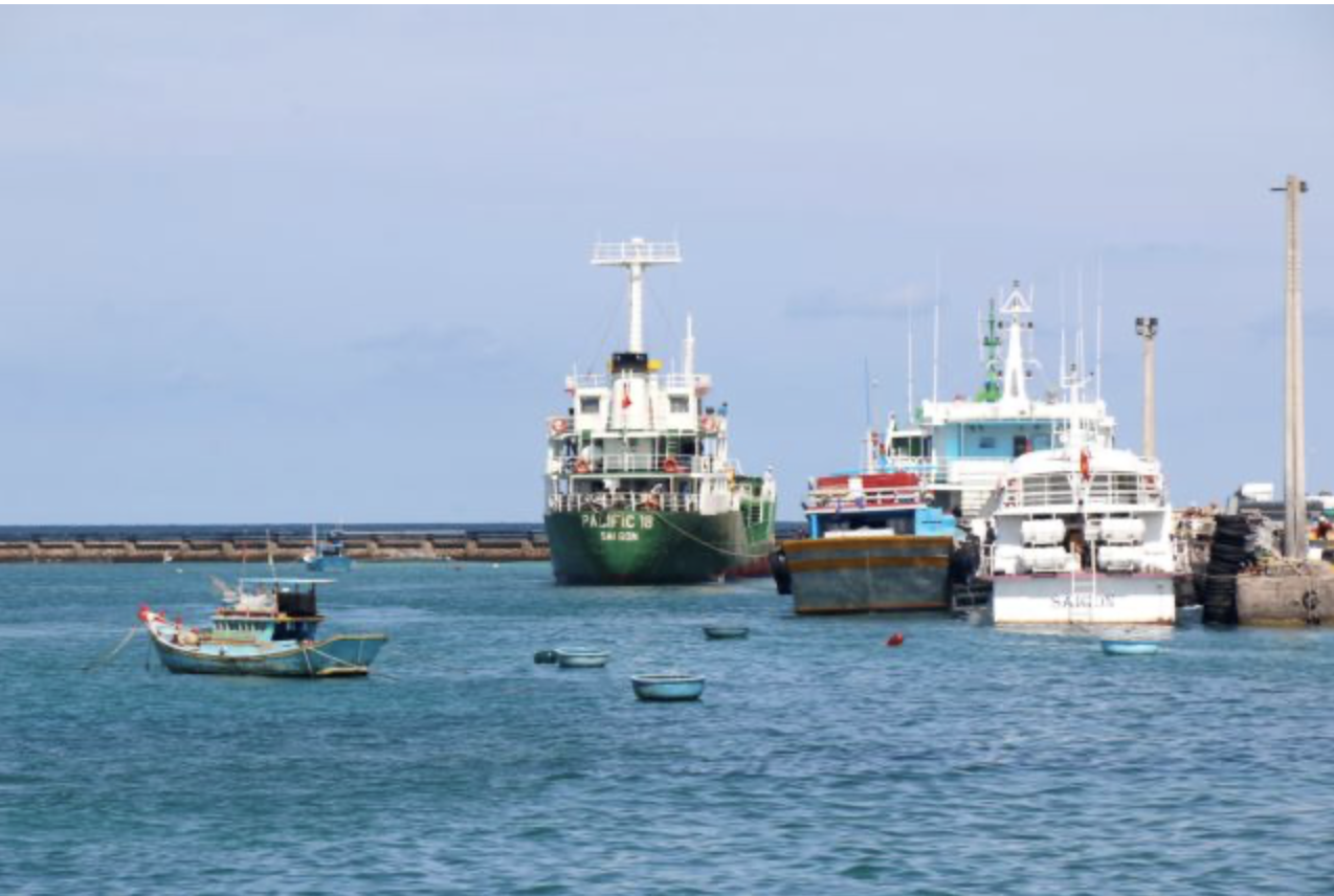 A cargo vessel is berthed at the fishing port in Phú Quý Special Zone, Lâm Đồng Province. — VNA/VNS Photo Nguyễn Thanh
