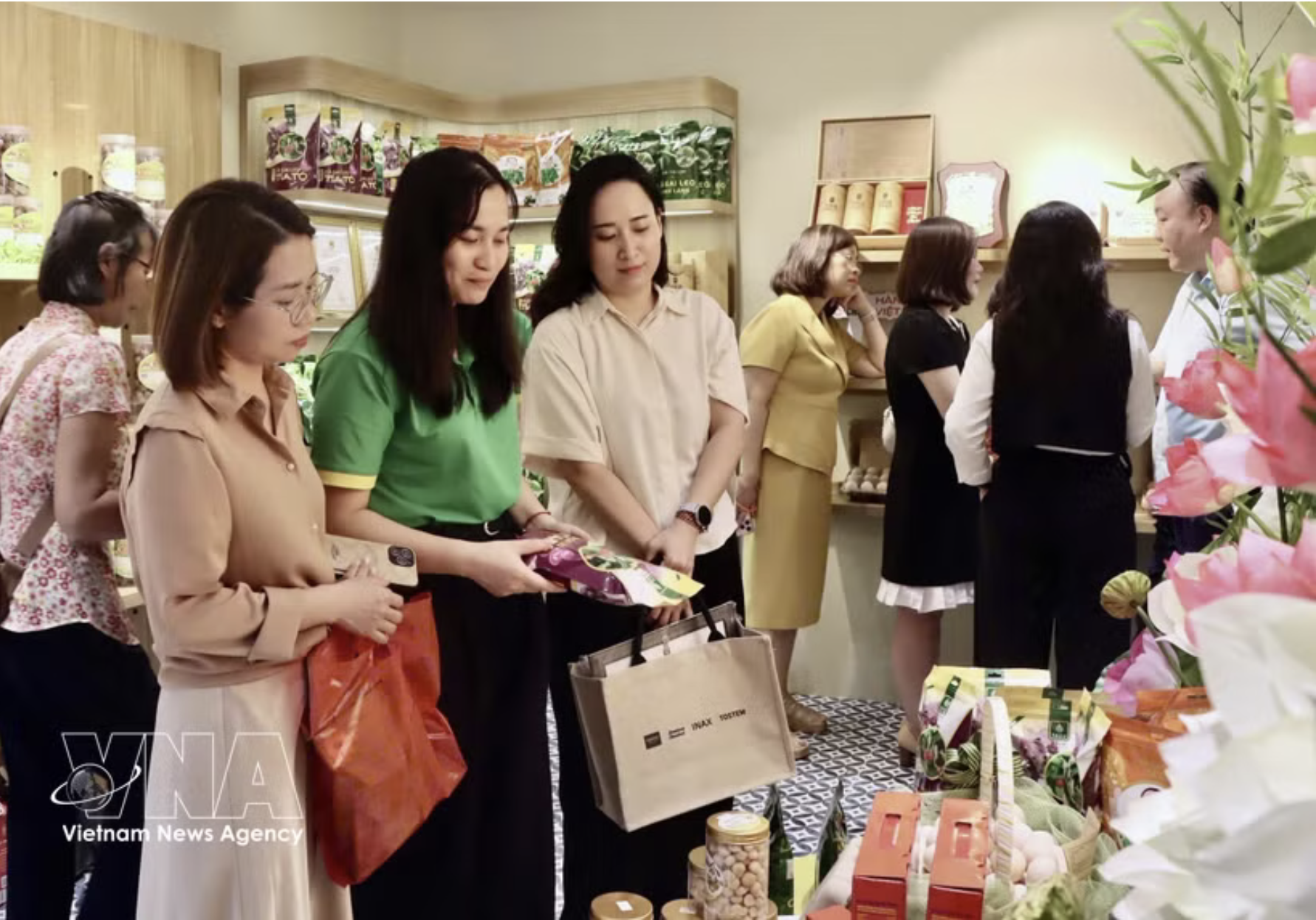 Visitors explore products showcased through social media platforms. (Photo: VNA)